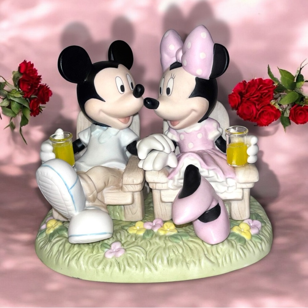 Precious Moments Disney Limited
Edition Mickey And Minnie